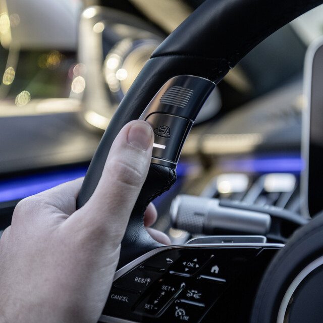 Kolmostason osittain autonominen ajaminen – esimerkkinä Mercedes-Benz